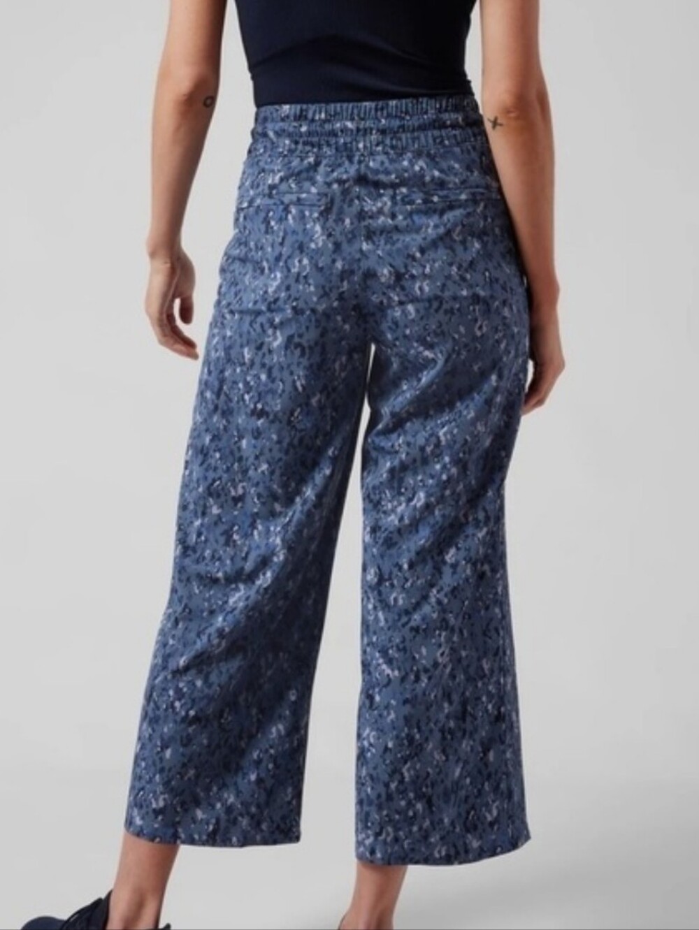 Athleta Navy Blue Speckle Floral Avenue Wide-Leg Crop Pant - 6